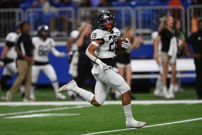 Steele sophomore running back Jonathan Hatton races through the open field during the 2023 season.